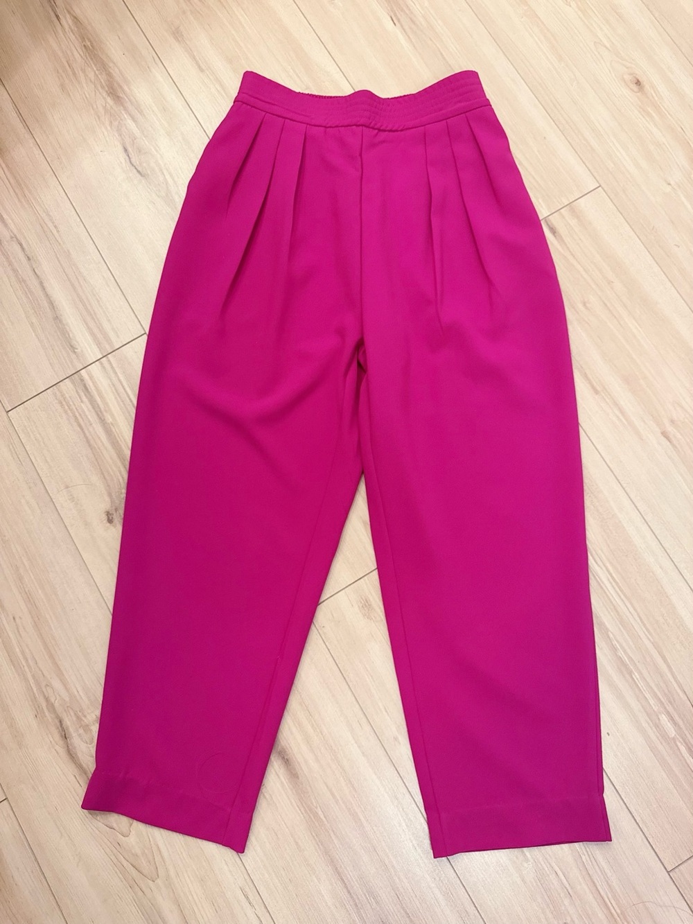 đ Shocking Pink High-Waisted Pleated Pants - Picture 7 of 7